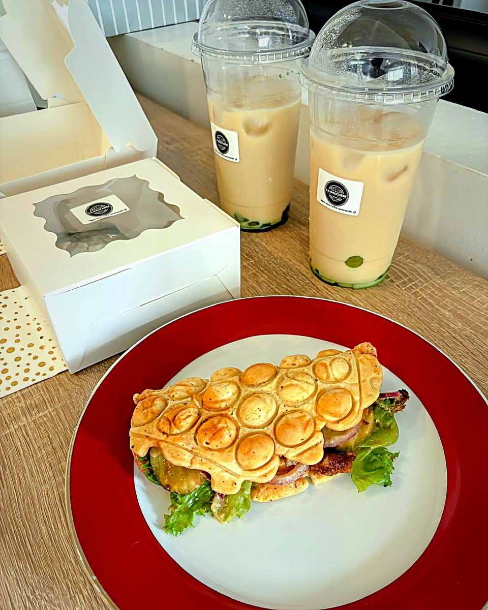 Gaufre servie à l’assiette avec boissons et boîtes à emporter La Gauchère