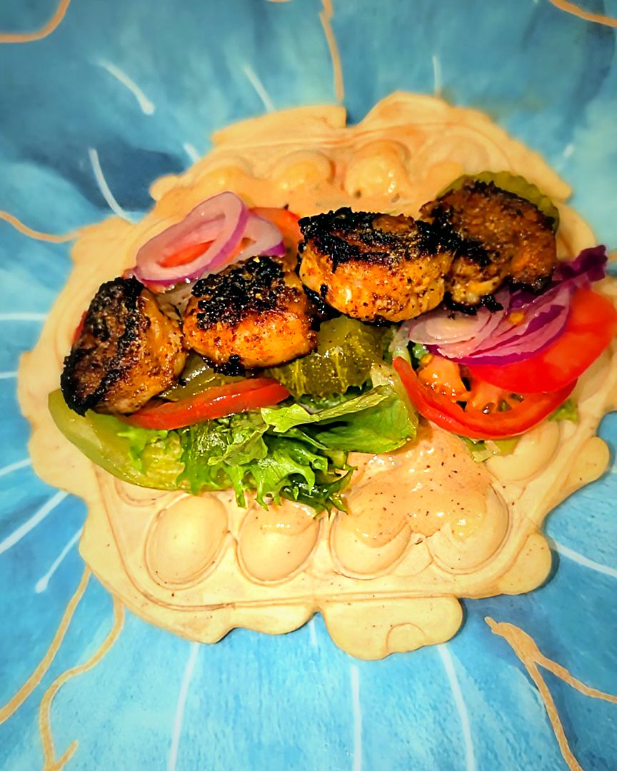 Gaufre ouverte aux crevettes grillées et légumes frais