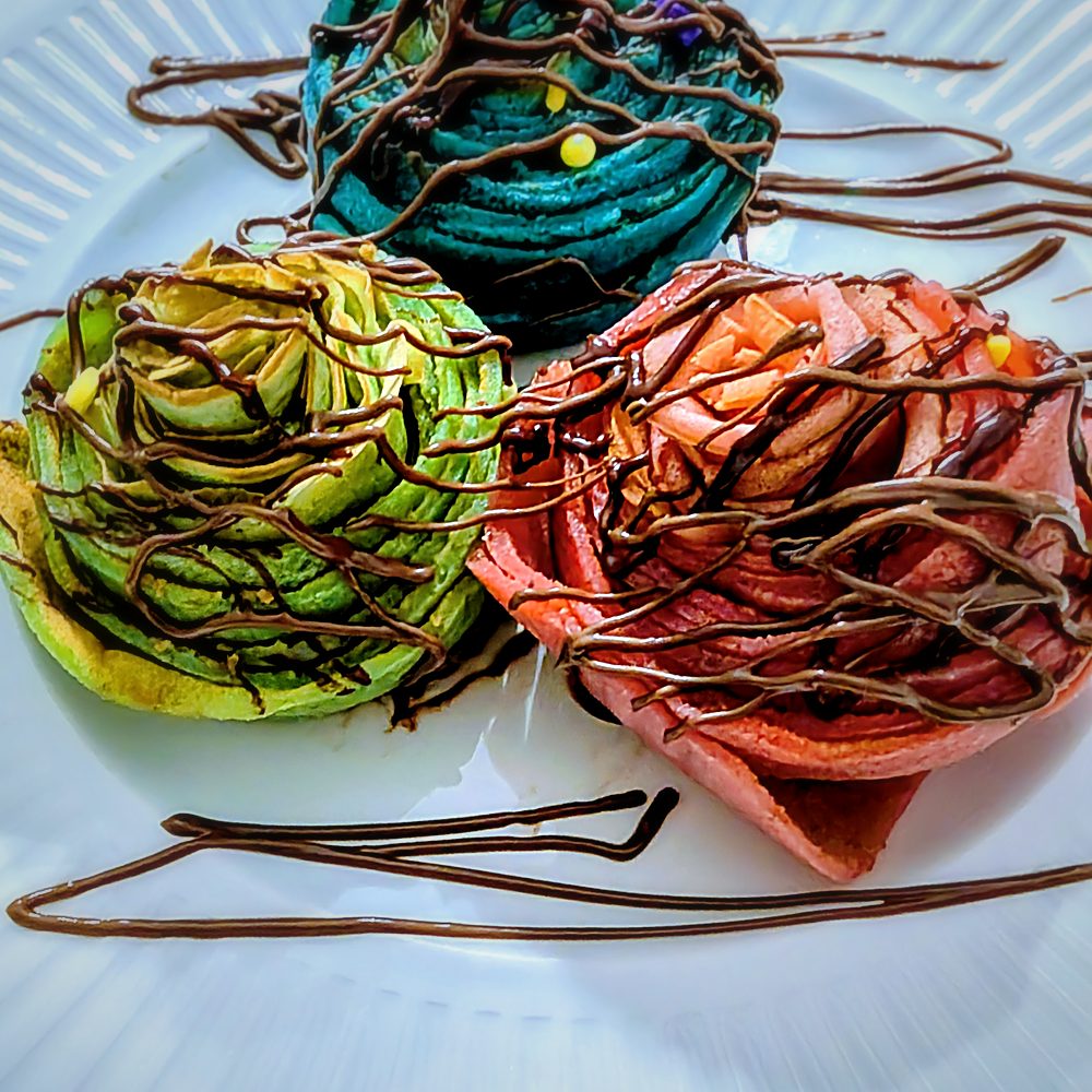 Trois crêpes fleurs nappées de chocolat