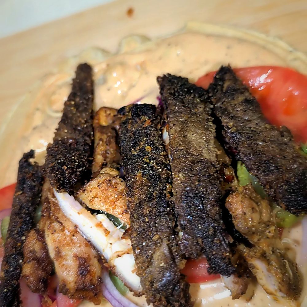 Suya de bœuf et poulet sur une gaufre ouverte