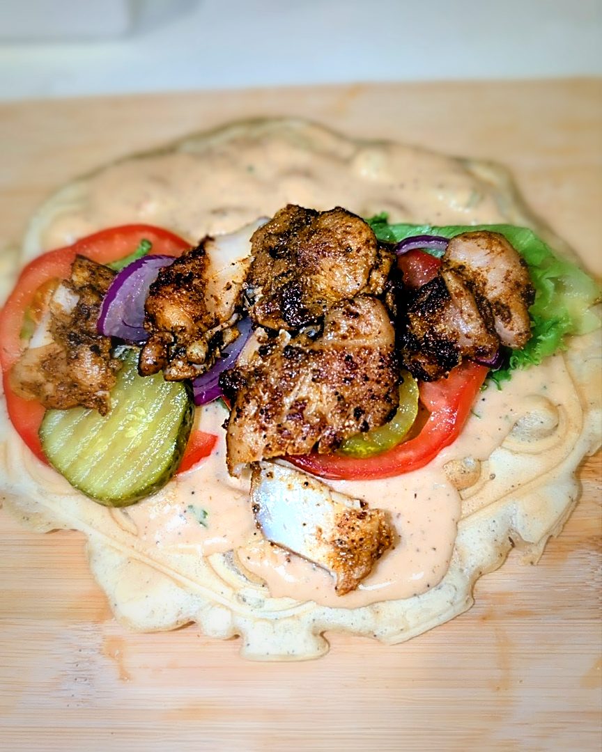 Gaufre ouverte au poulet mariné, tomates, cornichons et sauce maison